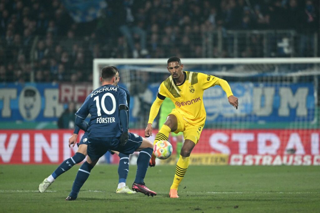 Der BVB tritt am Freitagabend beim VfL Bochum an.