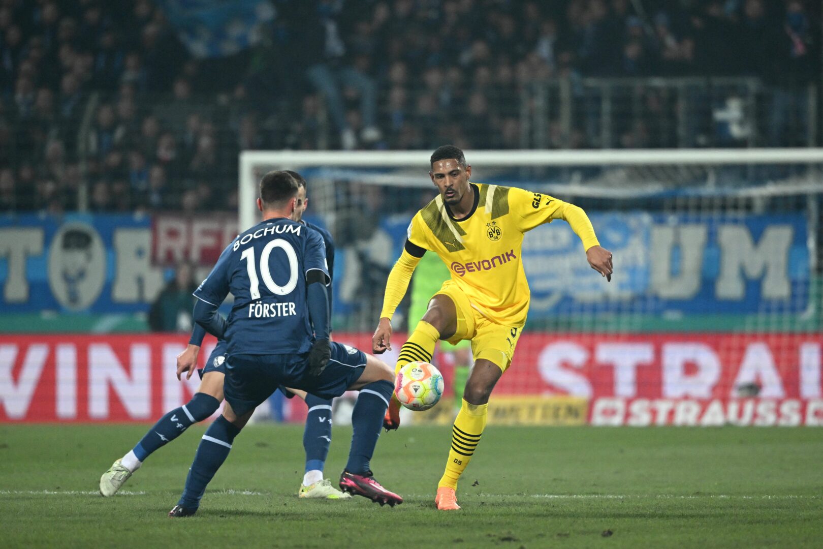 Der BVB tritt am Freitagabend beim VfL Bochum an.