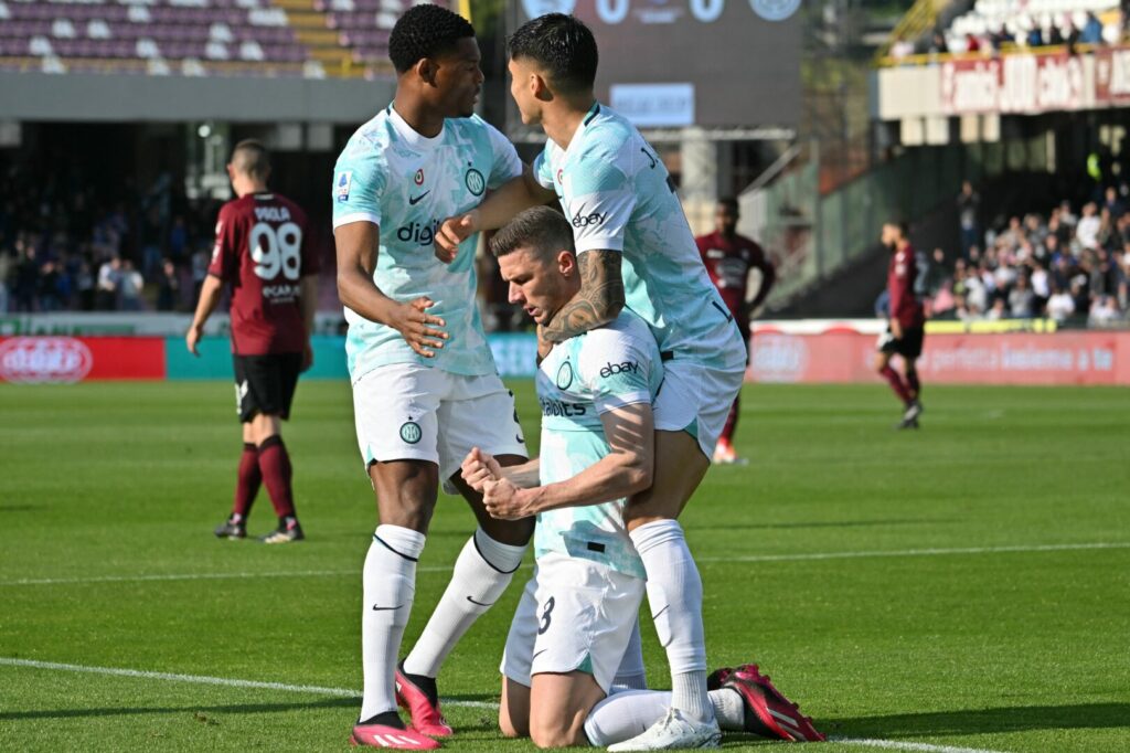 Gosens bejubelt seinen Treffer für Inter Mailand.