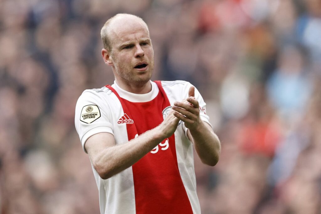 De Klassieker: Davy Klaasen wurde von einem Feuerzeug am Kopf getroffen.