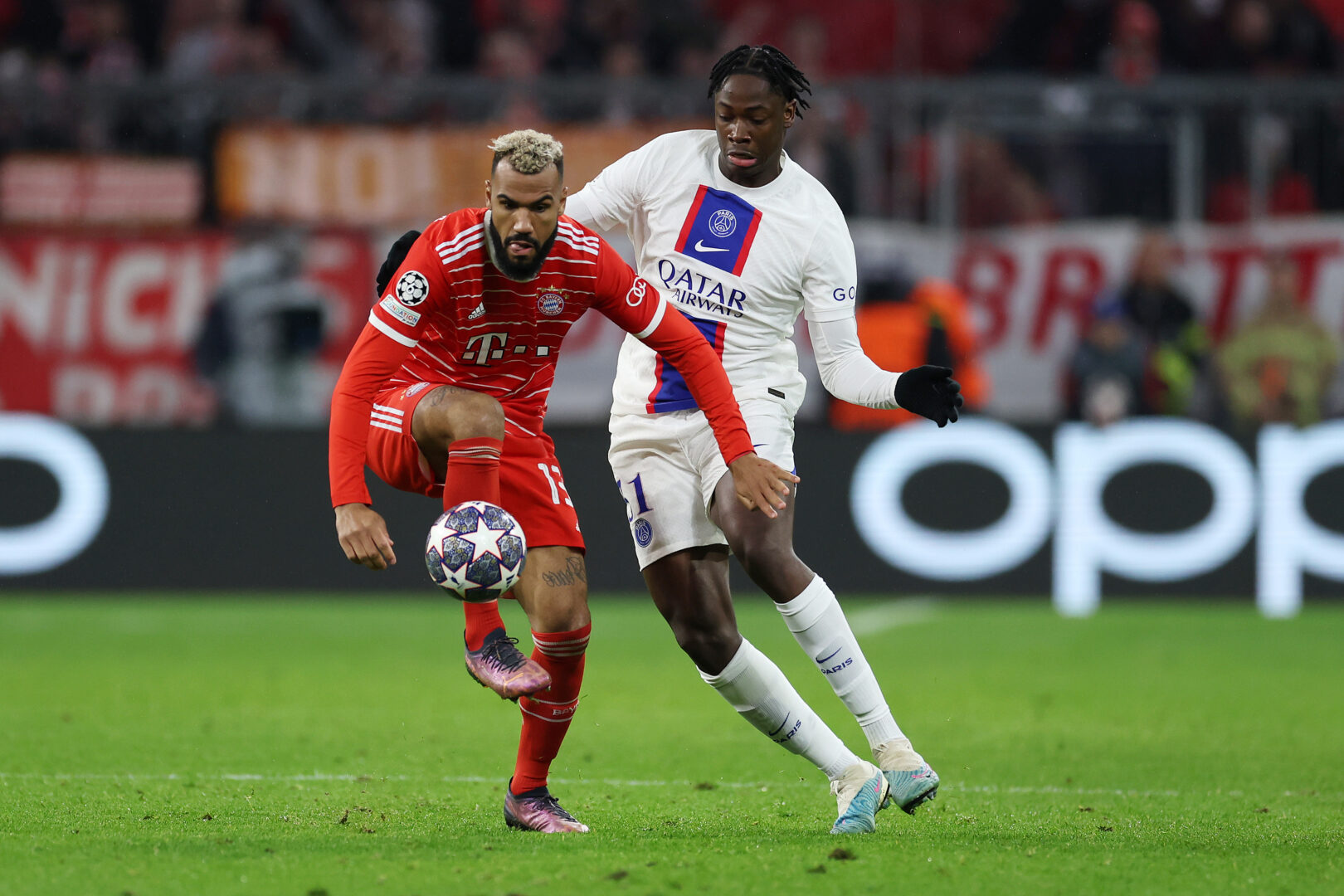 Bitshiabu im Zweikampf mit Chupo-Moting.