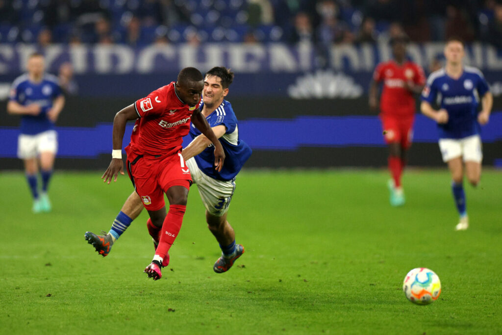 Moussa Diaby entwischt einmal mehr seinem Gegenspieler.