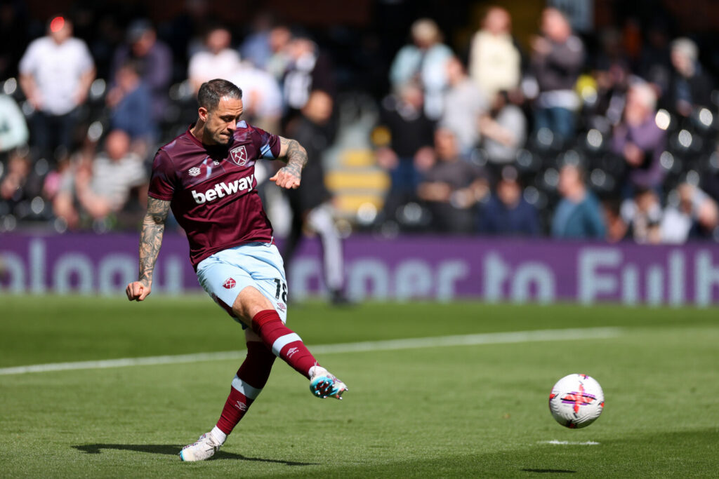 Das Trikot von Premier League Verein West Ham mit einem betway-Schriftzug