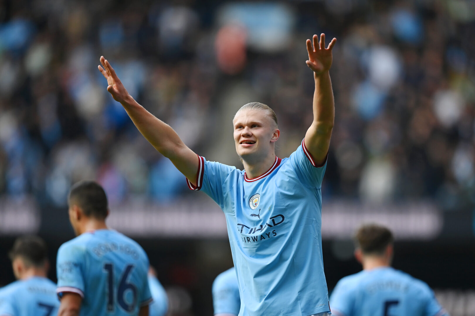 Erling Haaland jubelt im Trikot von Manchester City.