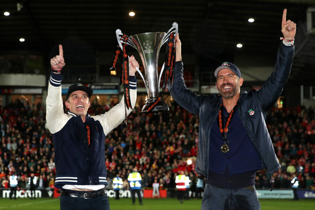 Der von Ryan Reynolds und Rob McElhenney gelenkte AFC Wrexham feierte den Aufstieg in die vierte englische Liga.