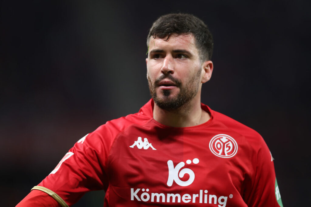 Aaron Martin wird bei Eintracht Frankfurt gehandelt.