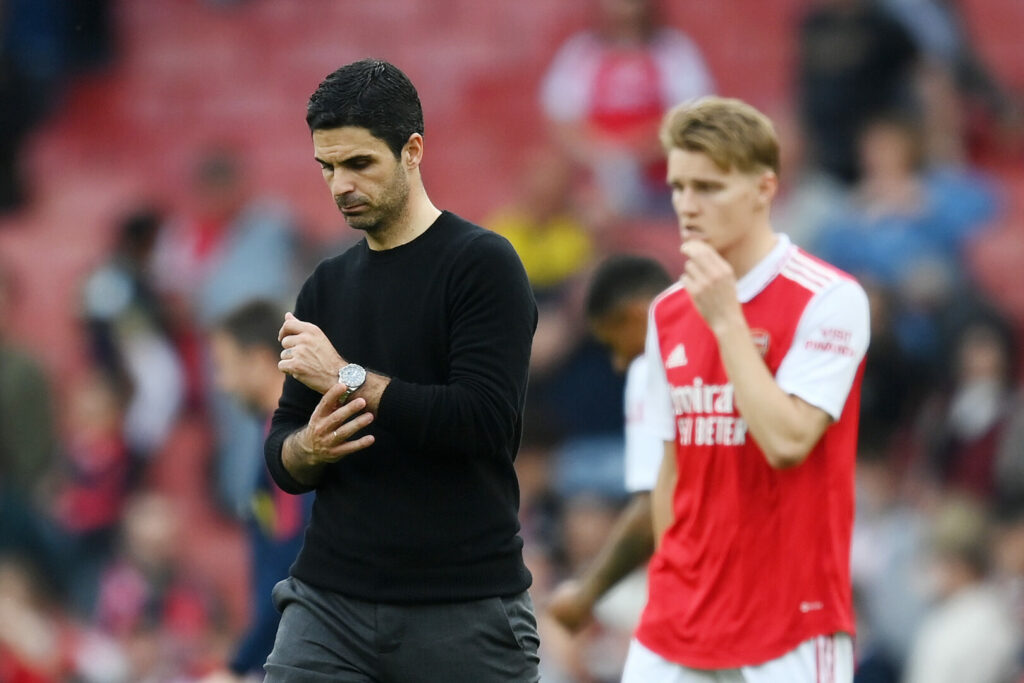 Mikel Arteta und Martin Ödegaard vom FC Arsenal verlassen mit hängenden Köpfen den Platz. Der Titelkampf der Premier League ist wohl verloren.