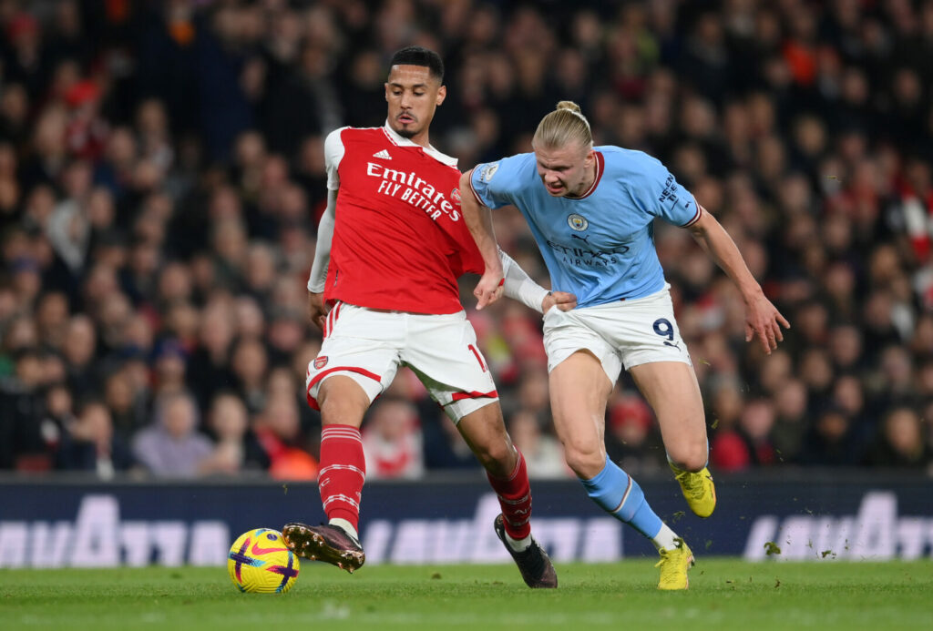 William Saliba vom FC Arsenal im Zweikampf mit Erling Haaland von Manchester City. Beide gehörten in der Premier League zu den besten Spielern 2022/2023