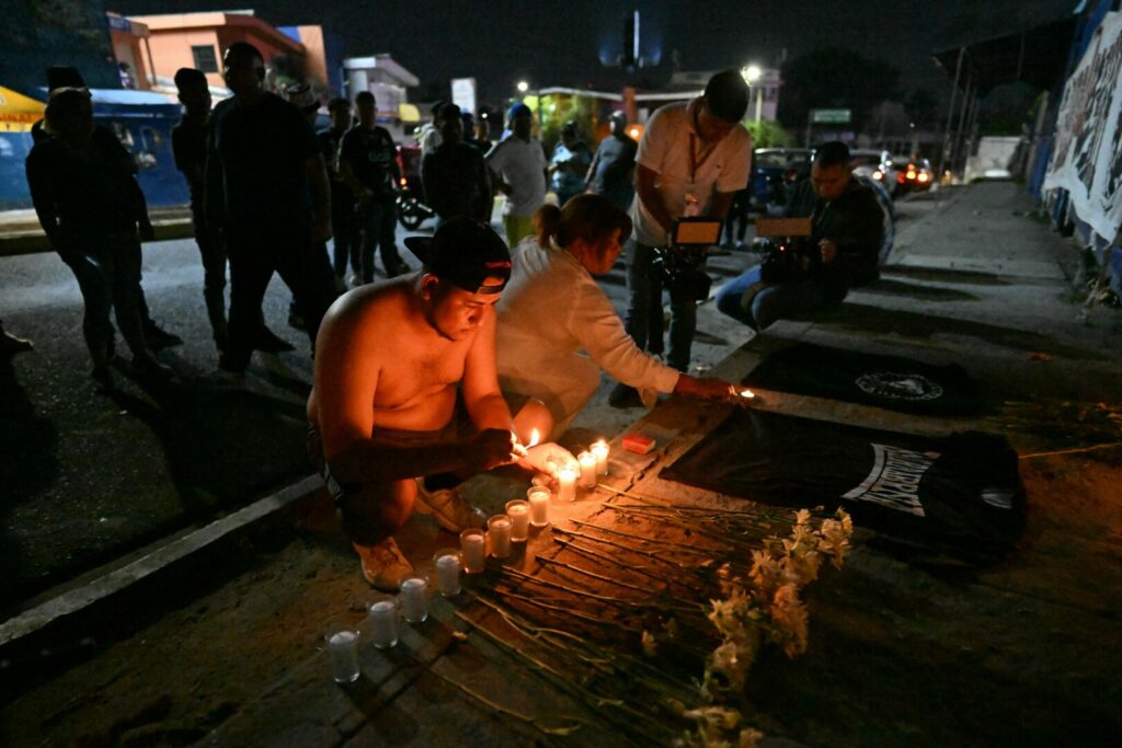 Fans in El Salvador trauern.