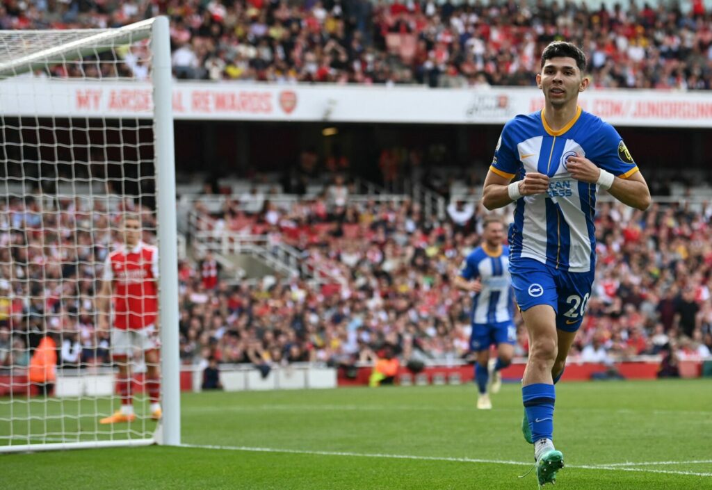 Enciso feiert das 1:0 für Brighton gegen Arsenal.