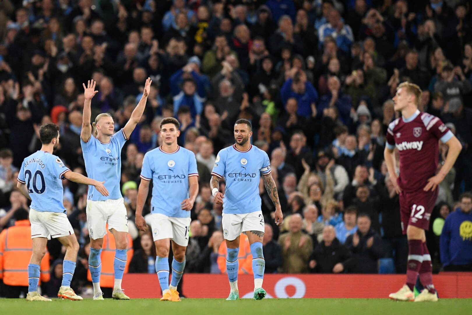Manchester City übernimmt die Tabellenführung in der Premier League.