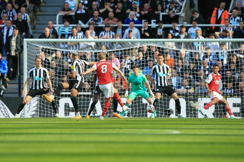 Martin Ödegaard trifft in Newcastle zum 1:0 für den FC Arsenal