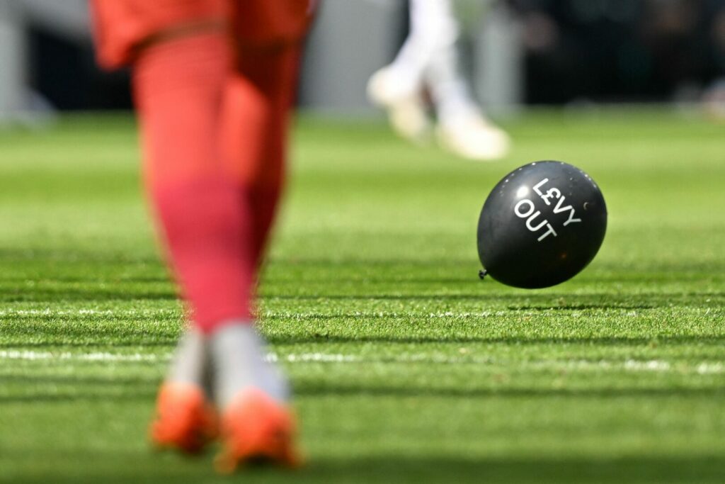 Ein Luftballon mit der Aufforderung "Levy out" auf dem Platz im Spiel zwischen Tottenham und Brentford