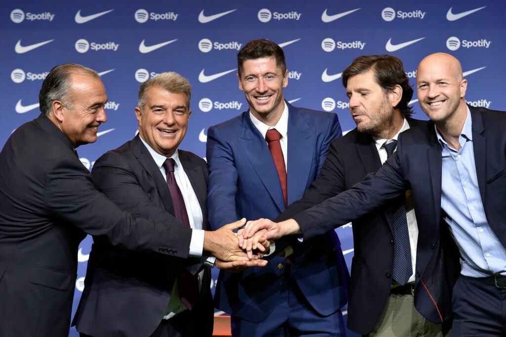 Jordi Cruyff (ganz rechts) und Mateu Alemany (2. v. r.) besiegeln mit dem FC Barcelona den Lewandowski-Transfer