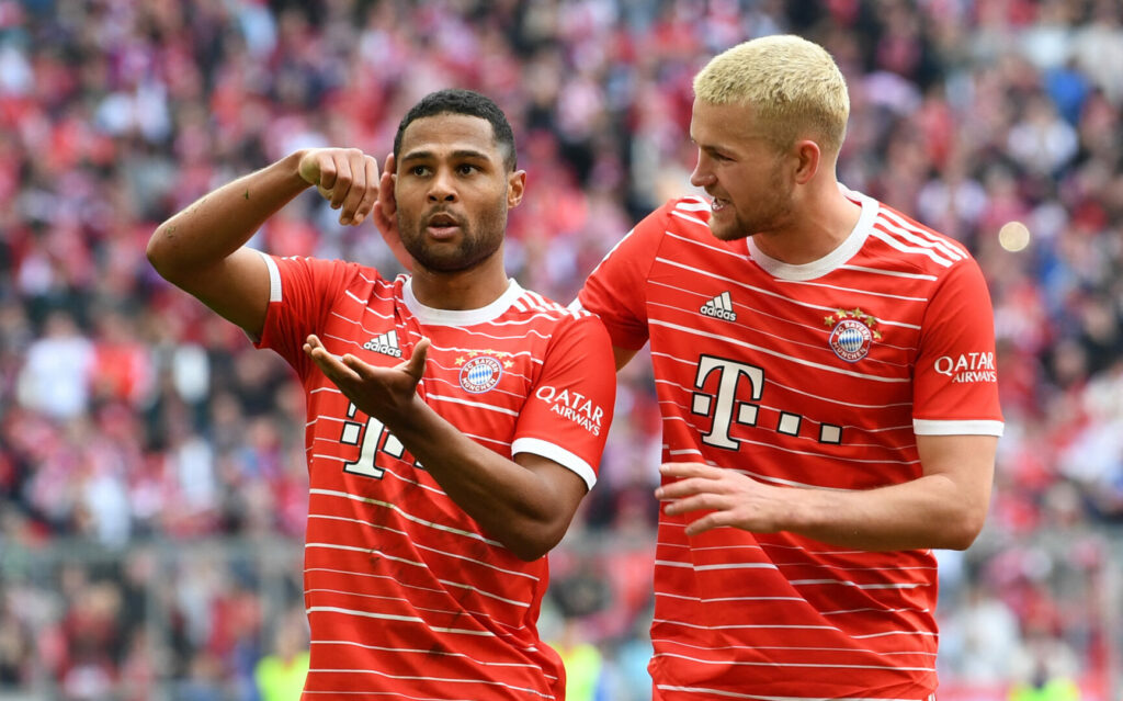 Serge Gnabry bejubelt seinen Treffer.