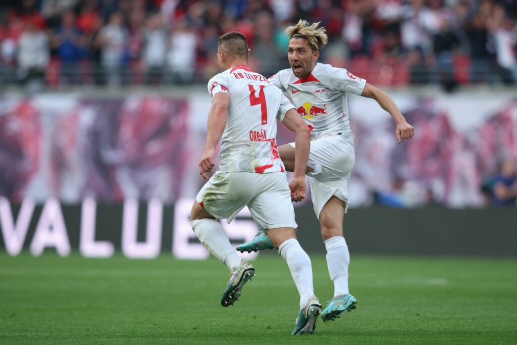 Leipzig schlägt Bremen durch einen späten Doppelschlag in der Bundesliga.