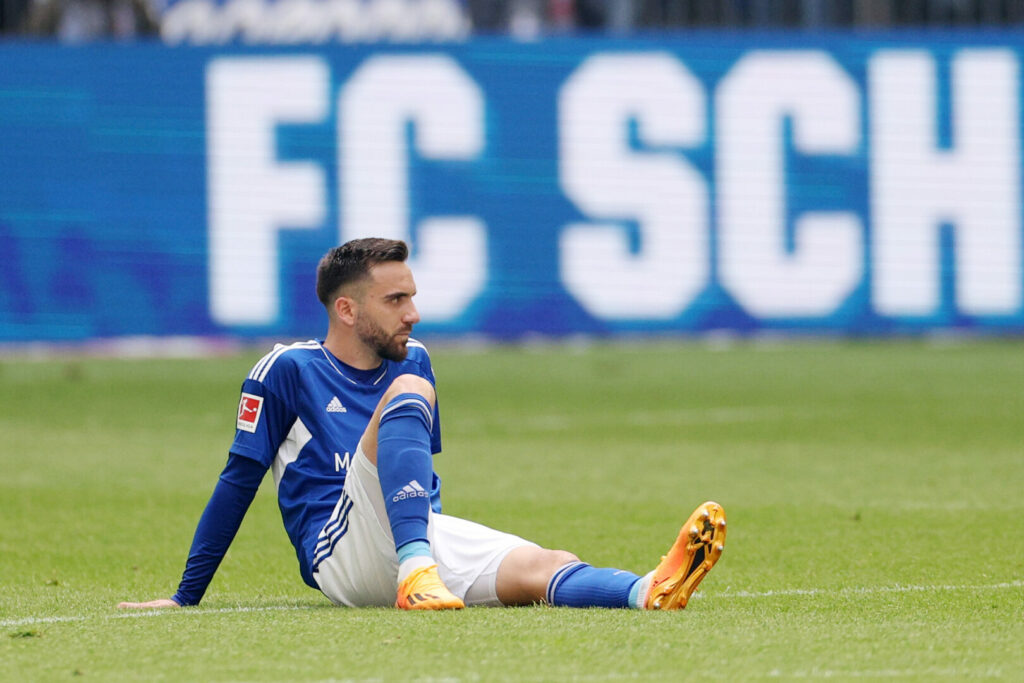 Enttäuschte Spieler von Schalke: Gibt es diese Bilder auch nach dem 34. Spieltag?