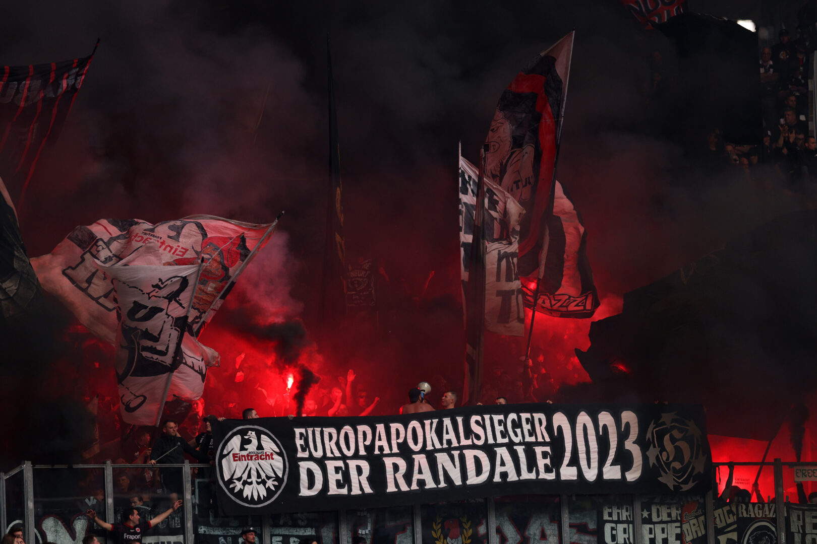 Eintracht Frankfurt verurteilt Fangewalt auf Schalke