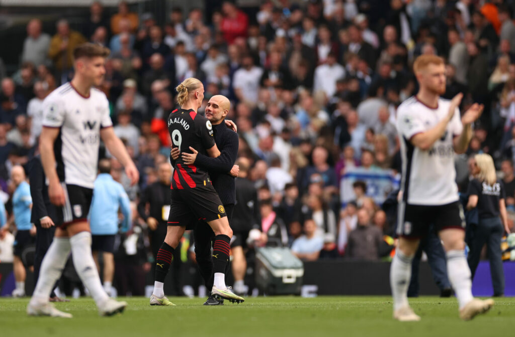 Erling Haaland und Pep Guardiola feiern das 2:1 über Fulham in der Premier League.