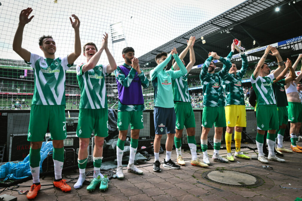 Werder Bremen feiert den Klassenerhalt in der Bundesliga.