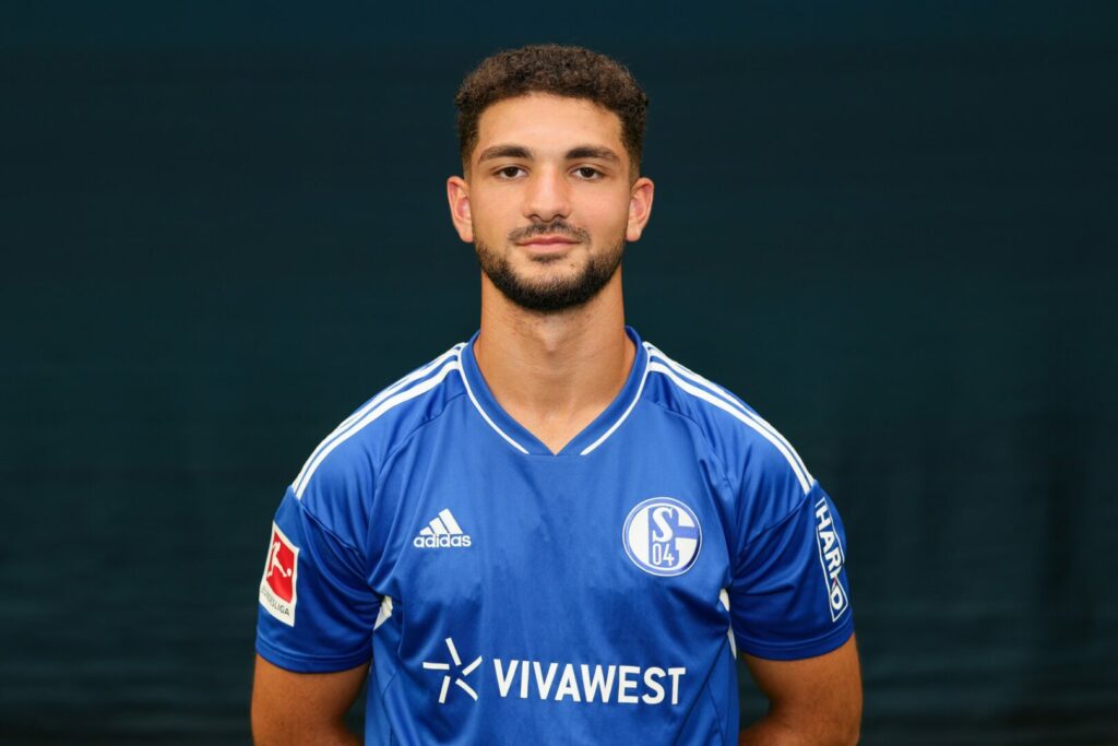 Kerim Calhanoglu im Trikot des FC Schalke 04