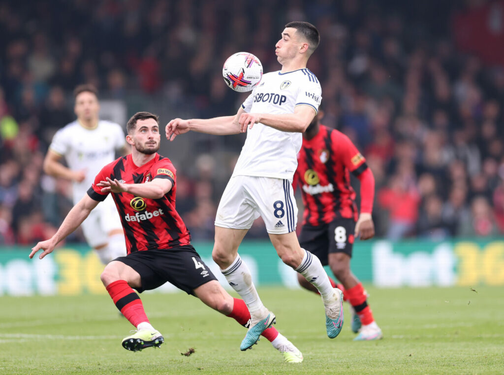 Marc Roca im Trikot von Leeds United.