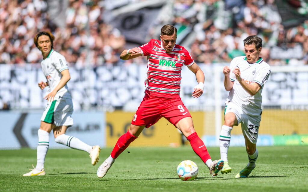 Ermedin Demirovic im Trikot des FC Augsburg.
