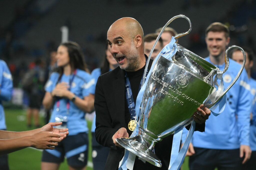 Pep Guardiola mit dem Henkelpott.