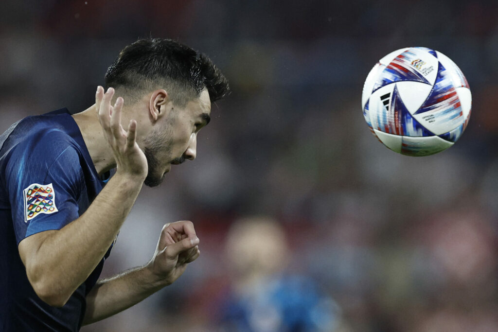 Josip Sutalo im Trikot der kroatischen Nationalmannschaft.