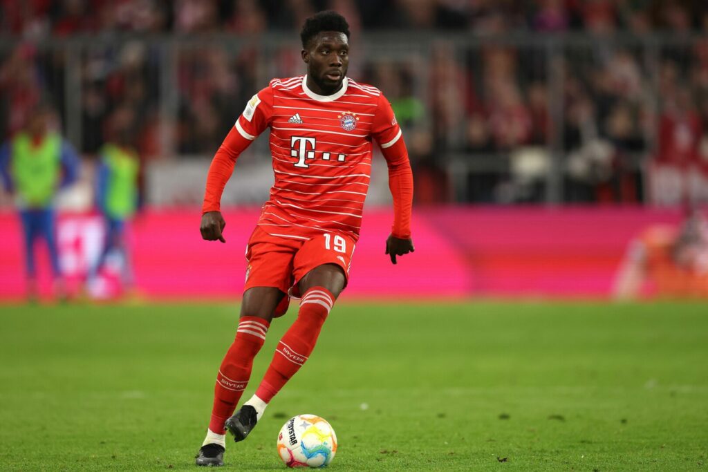 Alphonso Davies kann sich ein Karriereende in München gut vorstellen.
