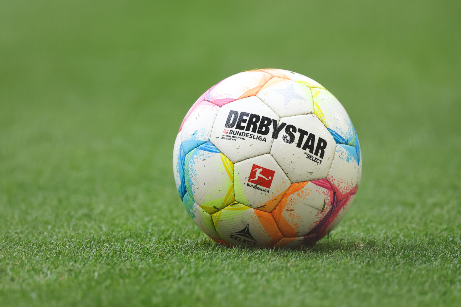 DFL und DFB arbeiten an Rettungspaket für den Deutschen Fußball.