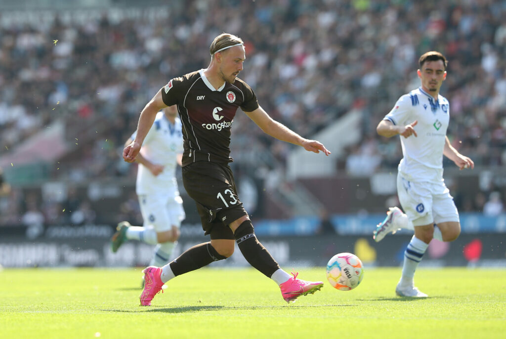 Lukas Daschner im Trikot von St. Pauli.