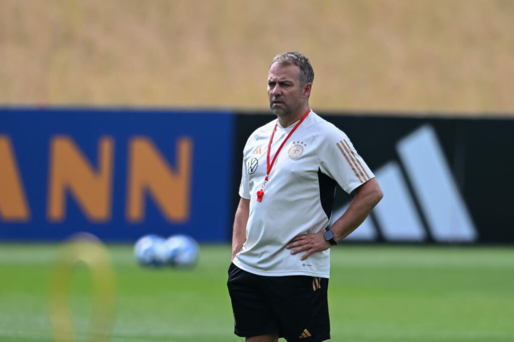 Hansi Flick möchte in den anstehenden Testspielen die Dreierkette testen.