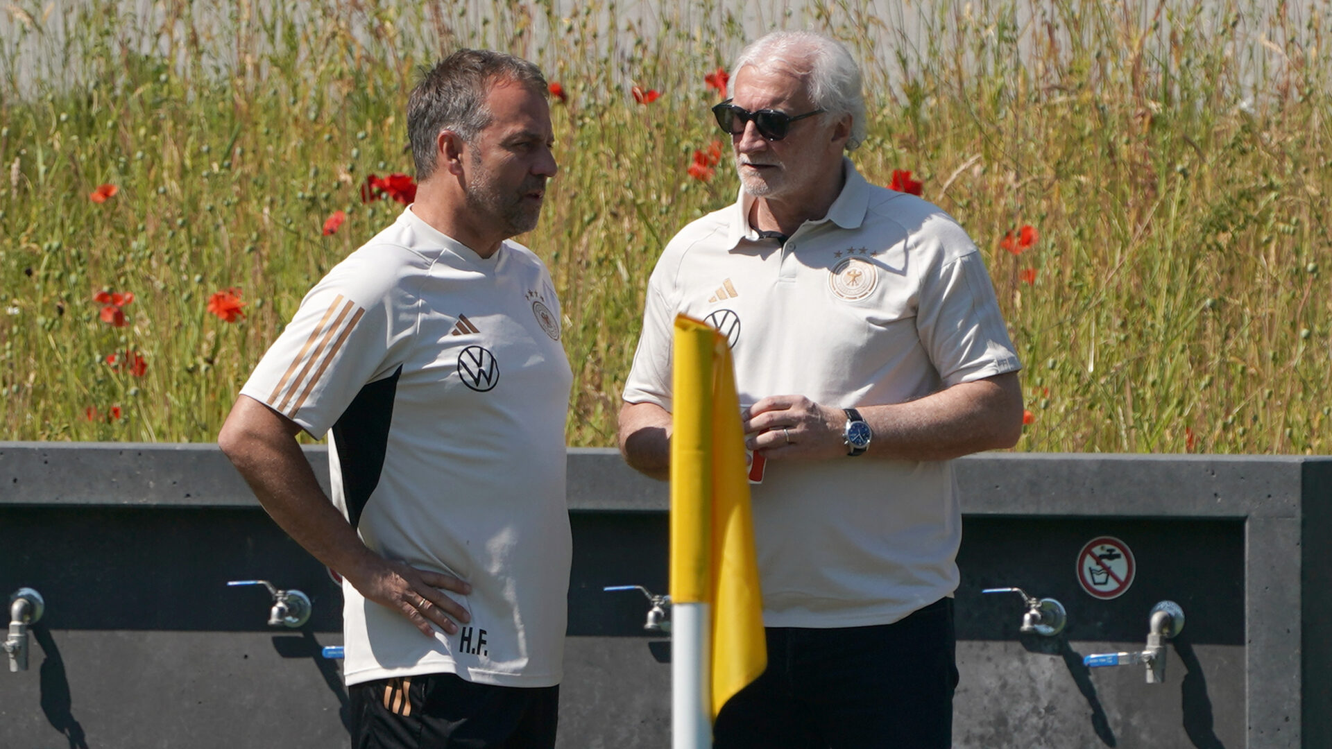 Rudi Völler stützt Hansi Flick.