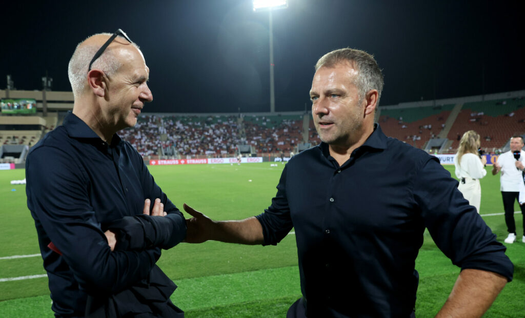 Bernd Neuendorf stärkt dem angezählten Hansi Flick den Rücken.