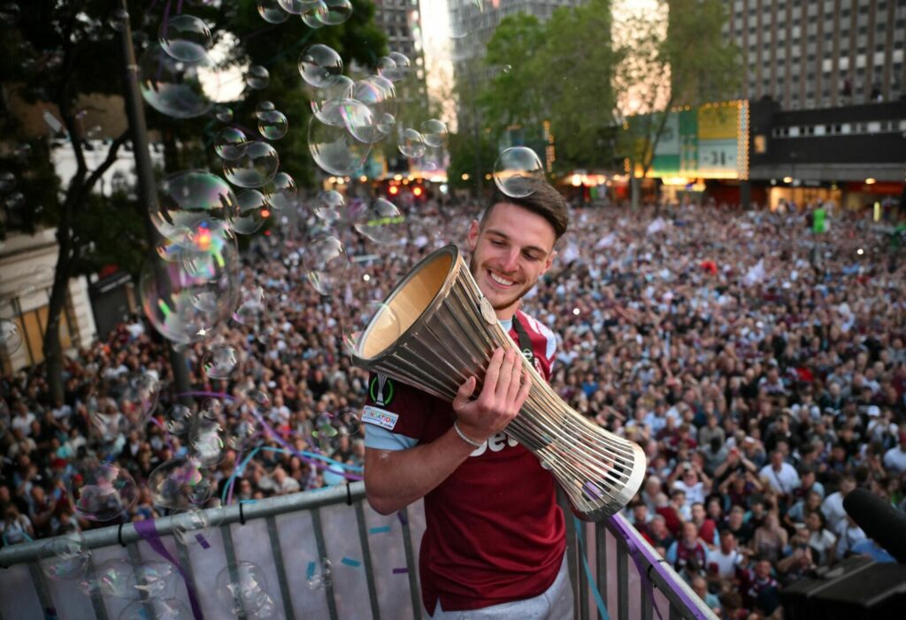 Declan Rice mit der Trophäe der UEFA Conference League. 2023/2024 wird er mit Arsenal auf Titeljagd gehen.