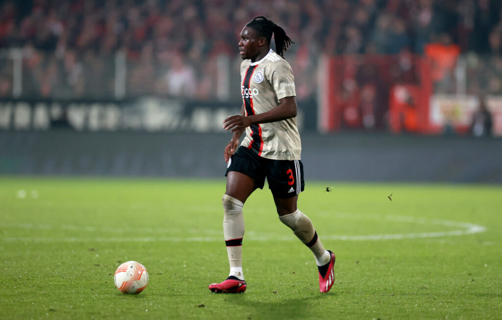 Calvin Bassey im Trikot von Ajax Amsterdam.