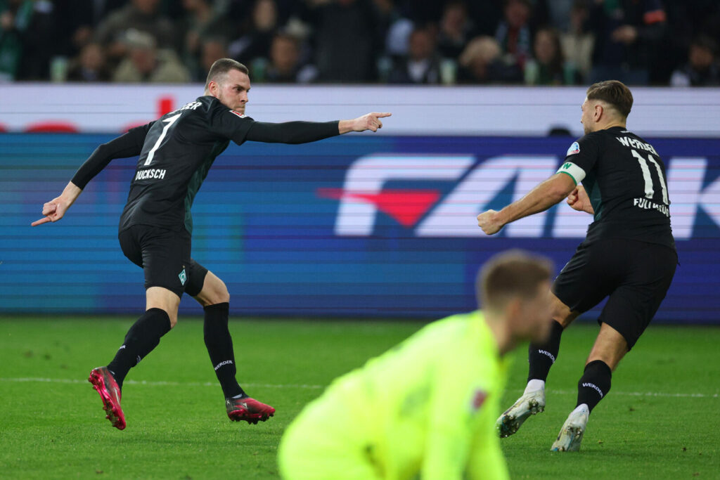 Marvin Ducksch und Niclas Füllkrug jubeln im Trikot des SV Werder Bremen.