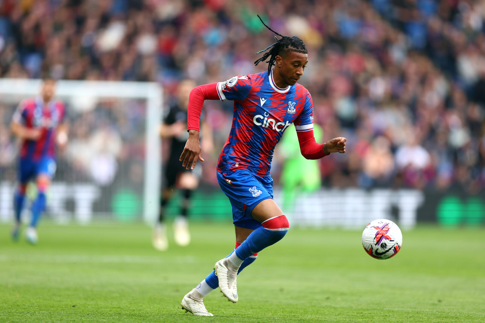 Michael Olise im Trikot von Crystal Palace.