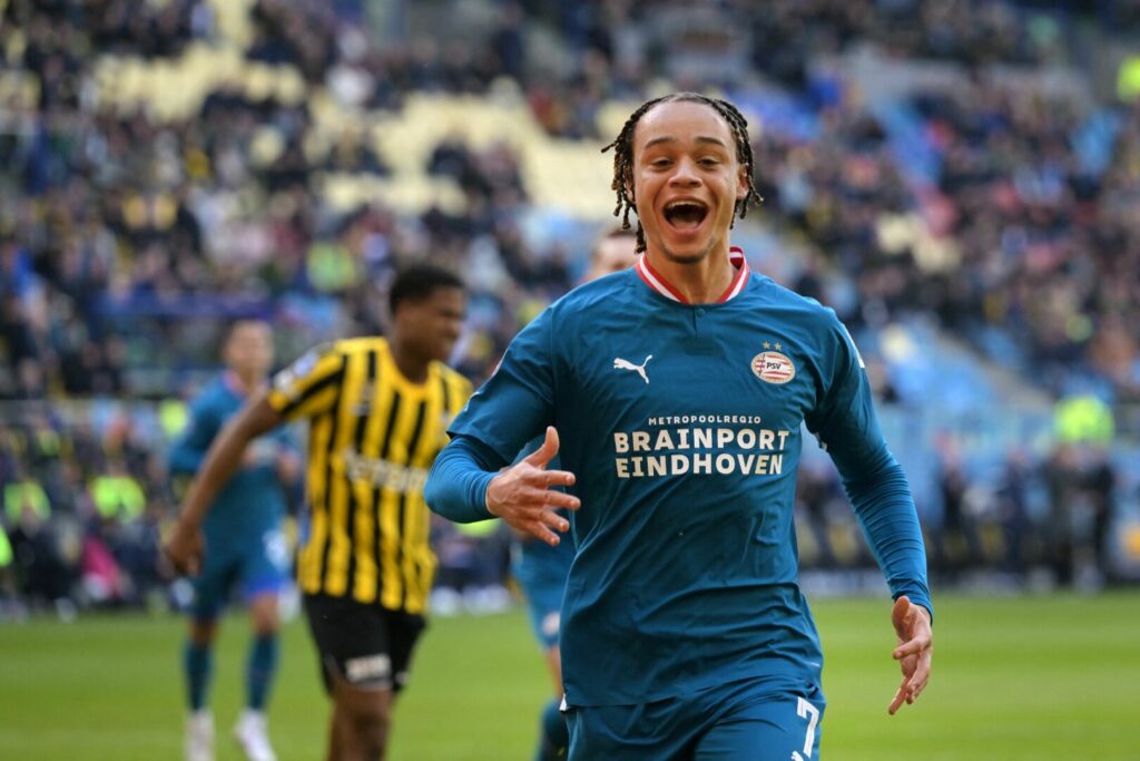 Xavi Simons wird von der PSV Eindhoven zu PSG wechseln.