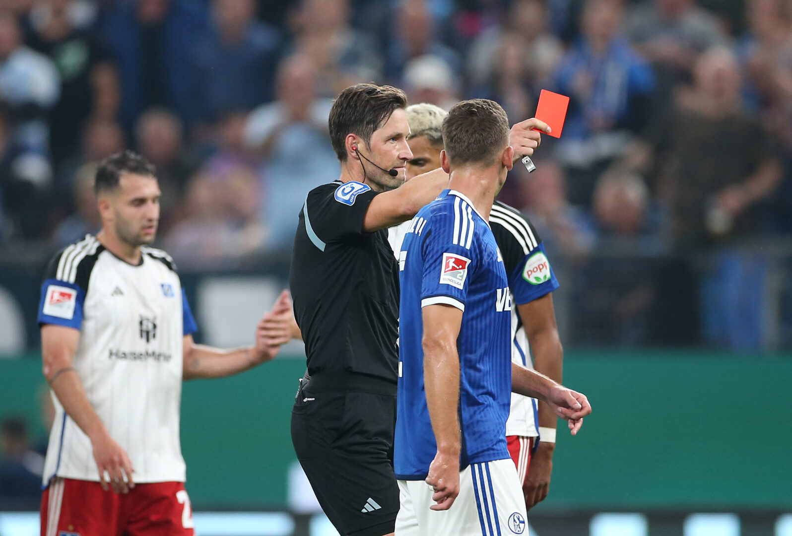 Furiose Saisoneröffnung: Schalke unterliegt dem HSV in Unterzahl