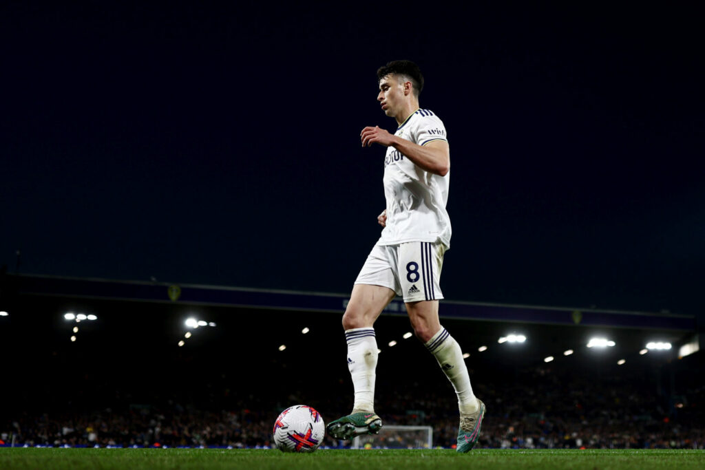 Marc Roca im Trikot von Leeds United.