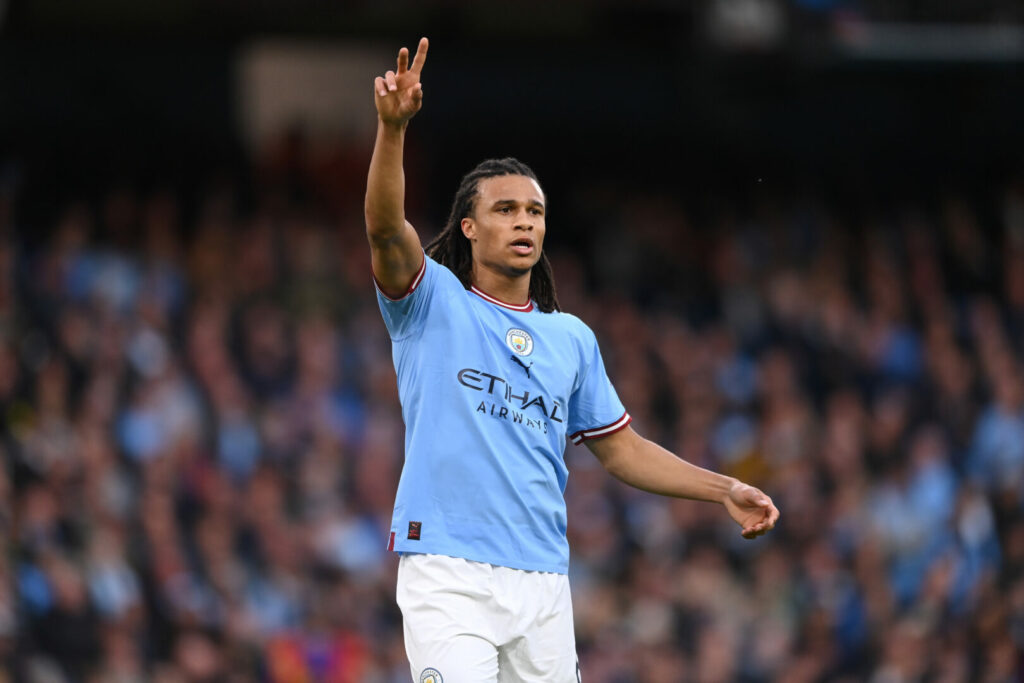Nathan Aké bleibt Manchester City treu.