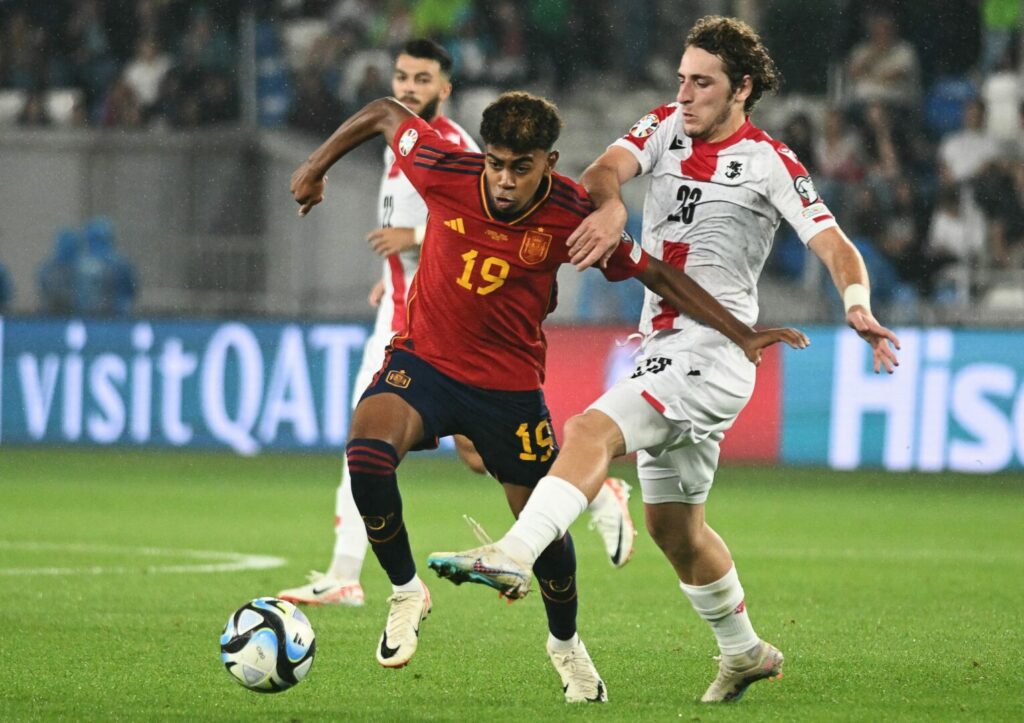 Lamine Yamal (links), ist nun Spaniens jüngster Nationalspieler aller Zeiten und traf direkt beim Debüt