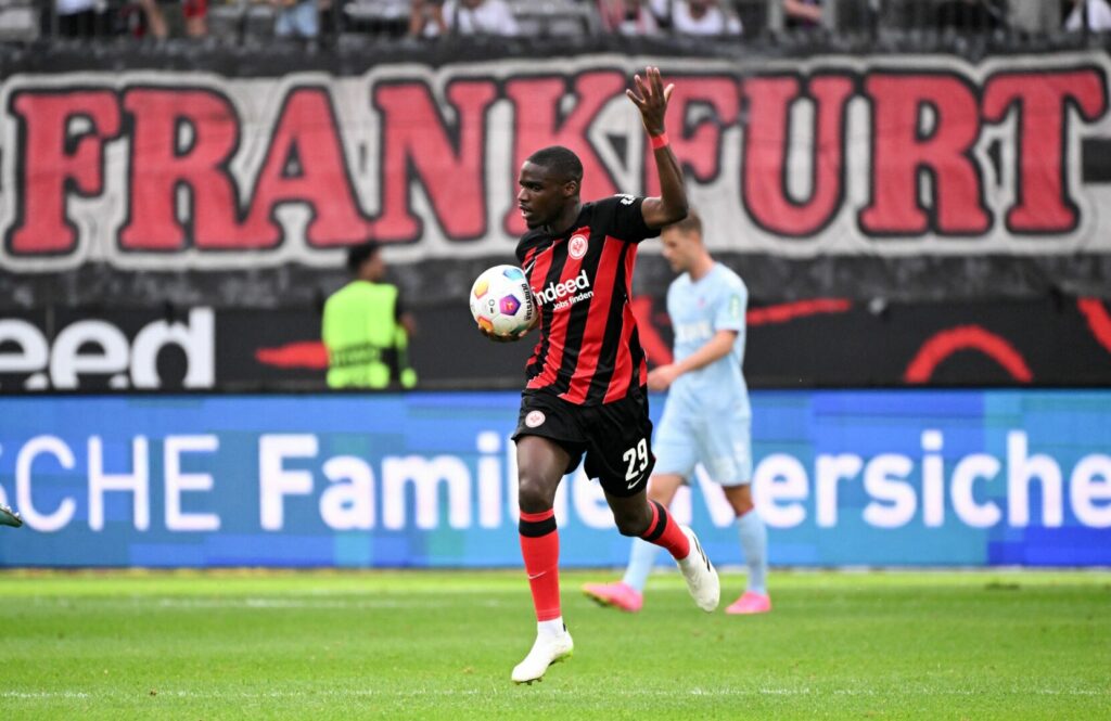 Niels Nkounkou gibt sein Startelfdebüt für Eintracht Frankfurt