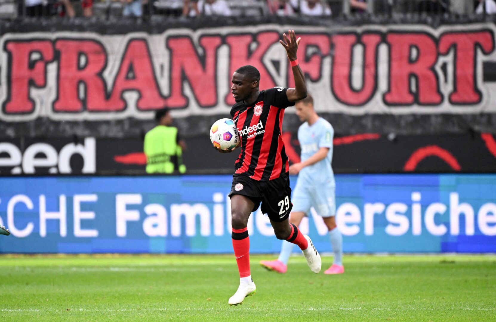 Niels Nkounkou gibt sein Startelfdebüt für Eintracht Frankfurt