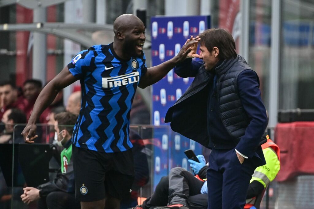 Antonio Conte feiert mit Romelu Lukaku den Derby-Sieg gegen Milan.