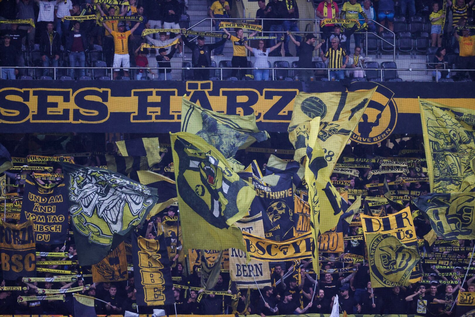 Die Fanszene der Young Boys Bern eröffnet die Champions League Saison mit viel Kritik.