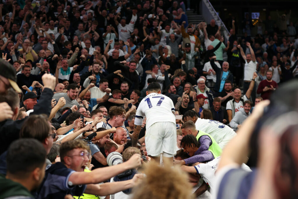 Spieler und Fans der Tottenham Hotspur feiern den Last-Minute-Sieg gegen Liverpool