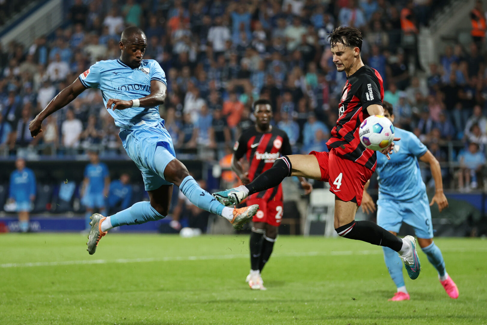 Christopher Antwi-Adjej vom VfL Bochum und Robin Koch von Eintracht Frankfurt im Zweikampf.